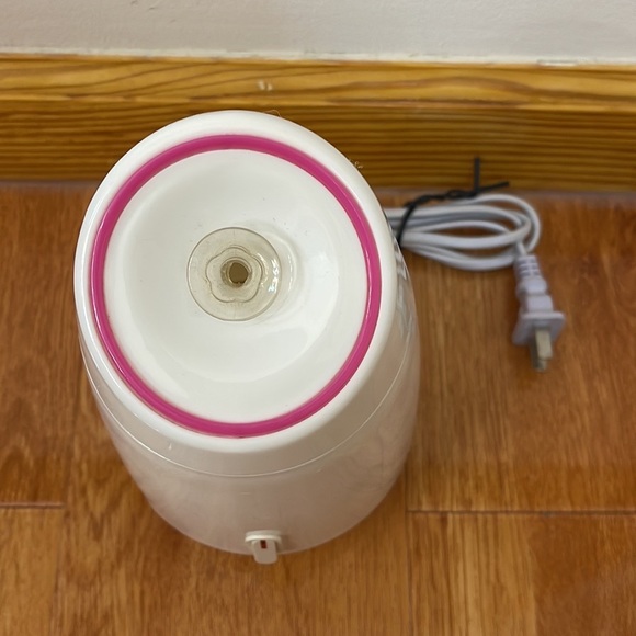 Facial Beauty Steamer w/ Gold Face Massager (Battery Operated) - Picture 6 of 9